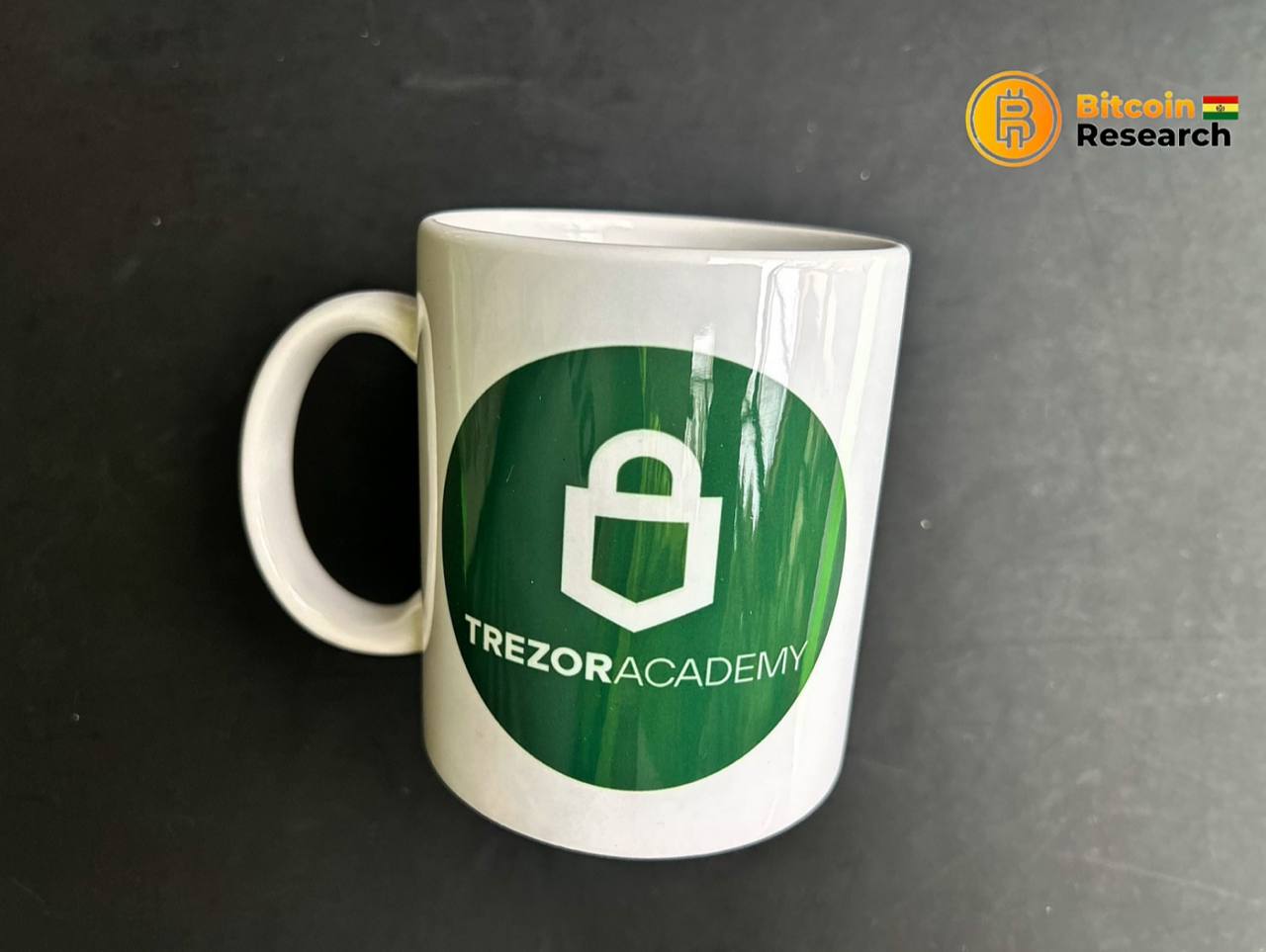 Tasa blanca con logo Trezor Academy